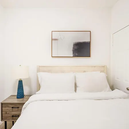 428-2E Newly Furnished 2Br Prime Midtown Sleeps 5 Apartment